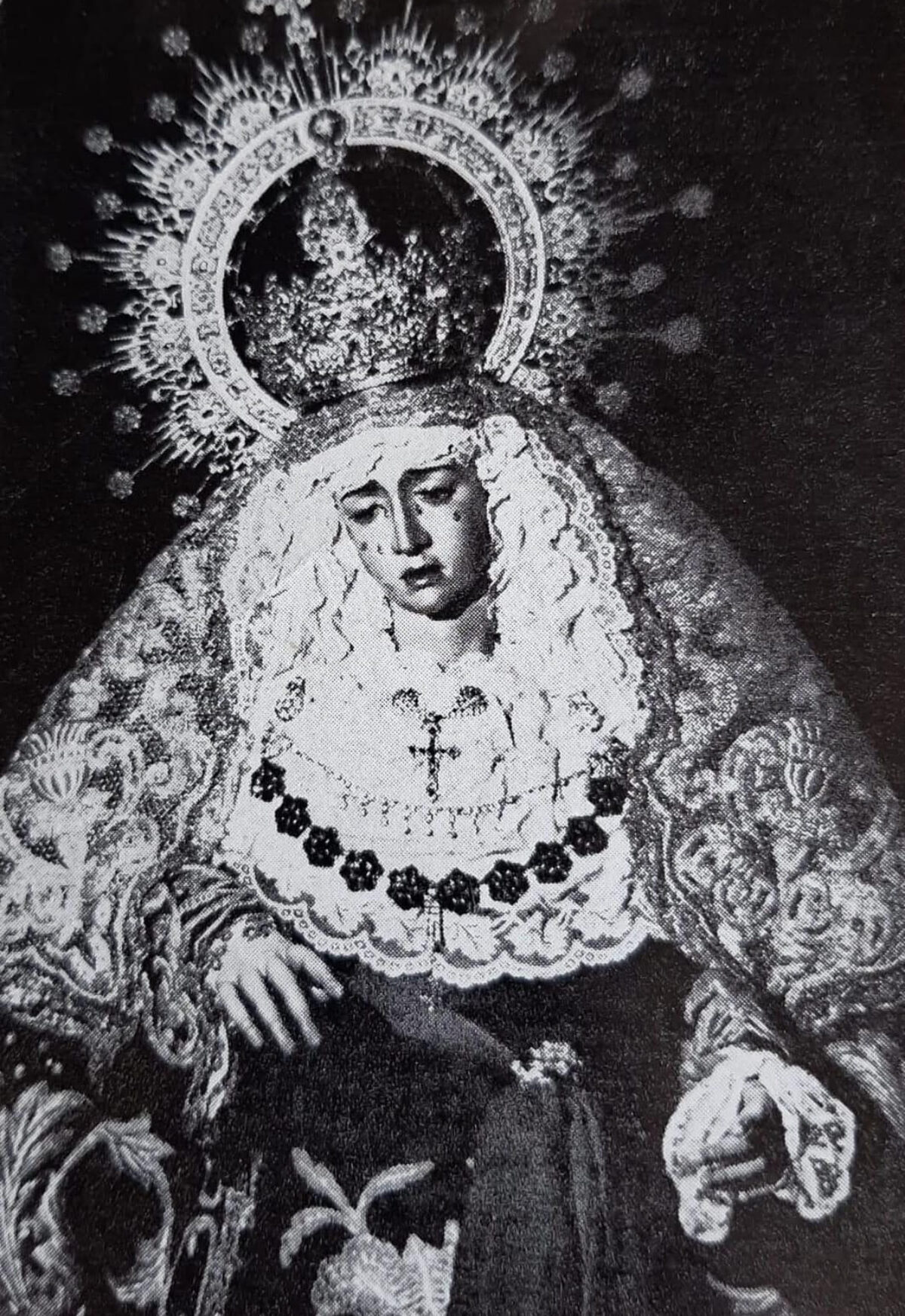 Reina del cielo, de la tierra… y del barrio de Santiago
